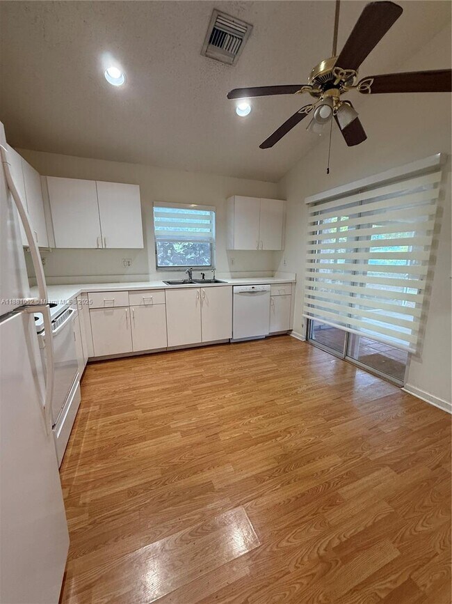 Building Photo - 540 SE 21st Ln