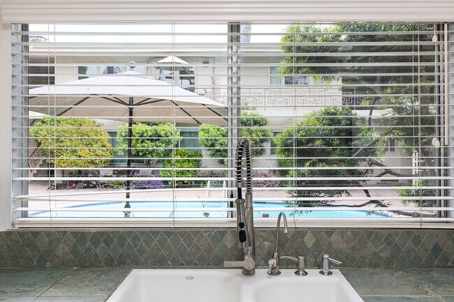 Building Photo - Spacious 2BR on Millionaire's Row!