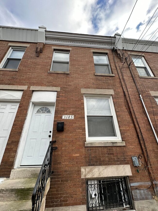 Building Photo - Spacious 3 Bedroom 1 Bathroom in Port Richmond St. Available NOW!