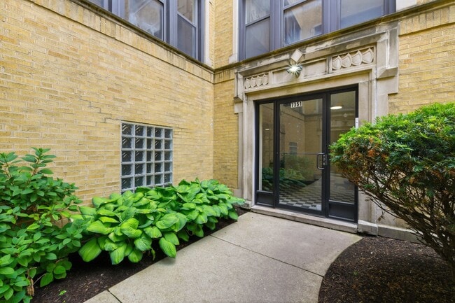 Building Photo - 7351 N Damen Ave
