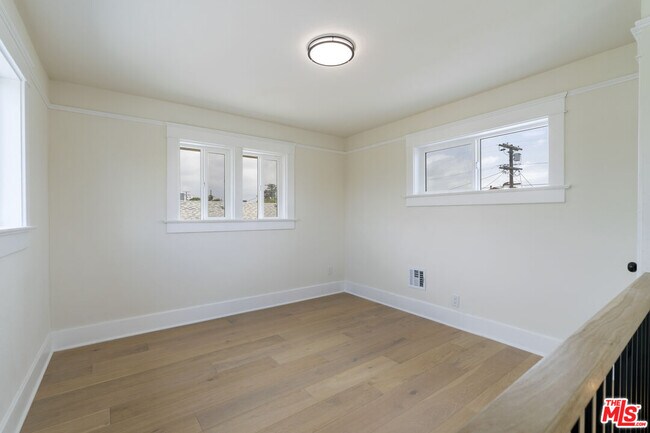 Building Photo - 1828 W 41st Pl
