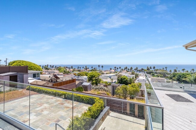 Building Photo - Ocean views from every room!