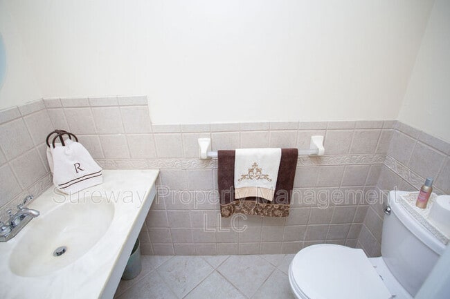 Building Photo - 207 Empress Ct