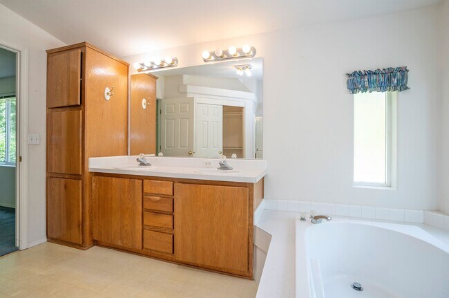 Building Photo - 3-Bedroom Gig Harbor Retreat with Private ...