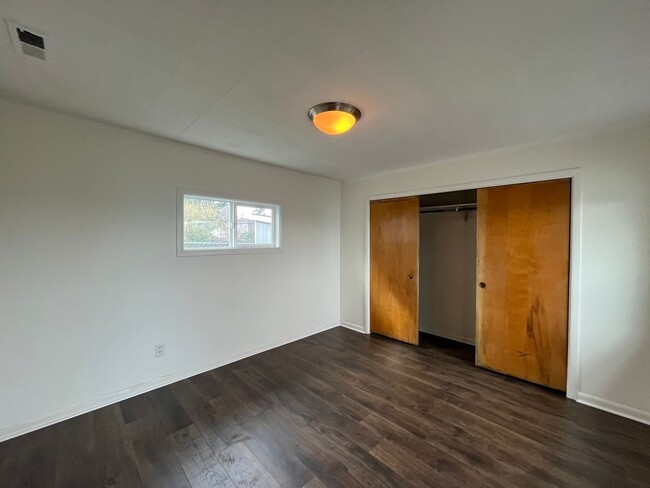 Building Photo - Cozy 3 bed 1 bath Home in Brentwood-Darlin...