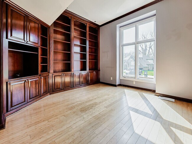 Building Photo - Welcome to this spacious single-family hom...