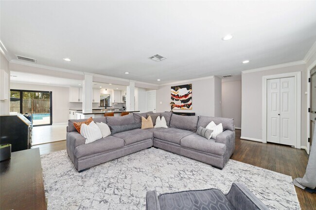 Building Photo - 10607 Chimney Rock Rd