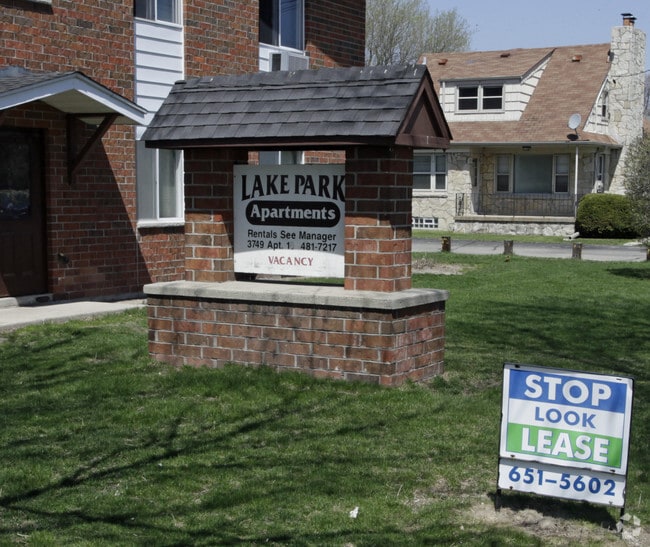 Building Photo - Lake Park Apartments