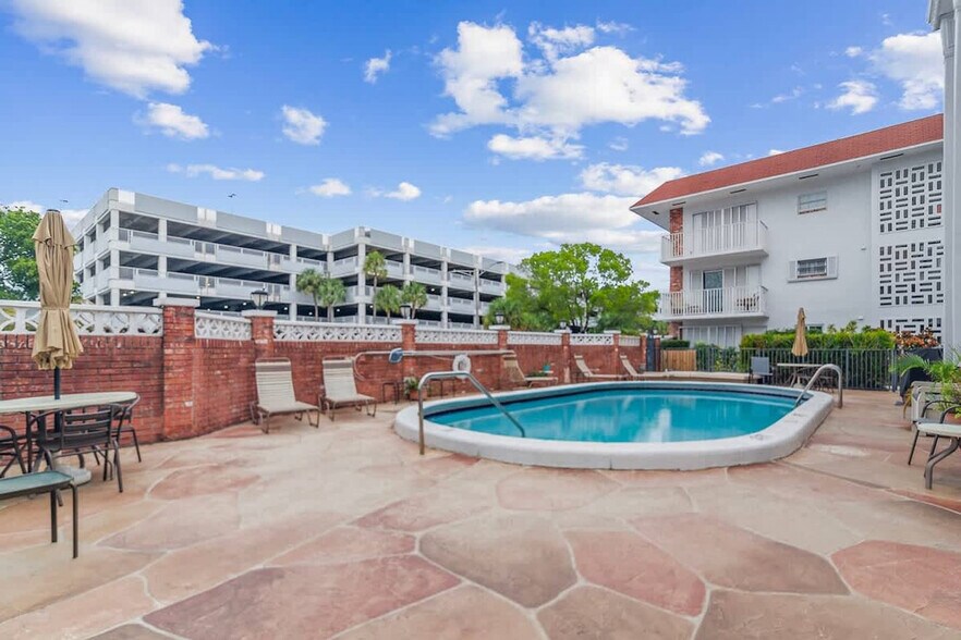 Building Photo - 2424 NE 9th St