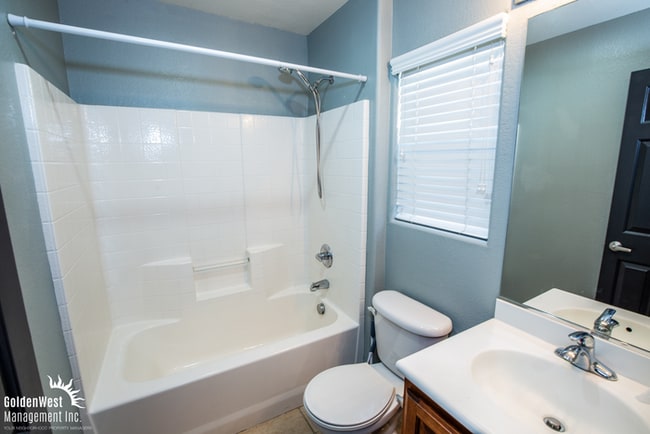 Building Photo - Stylish and Spacious 4Bdm 3.5 Ba Three-Sto...