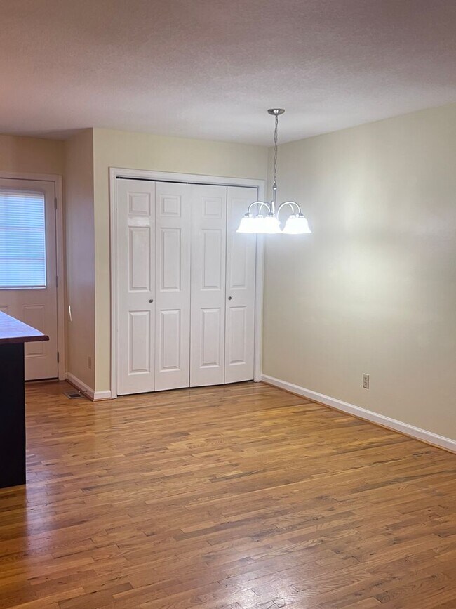 Building Photo - Lovely 3 bedroom/2 bathroom, Convenient Ro...