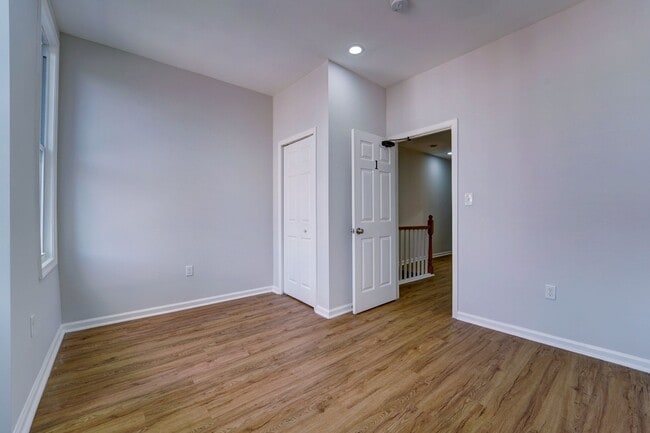 Building Photo - Beautifully Updated Townhome in Prime Loca...