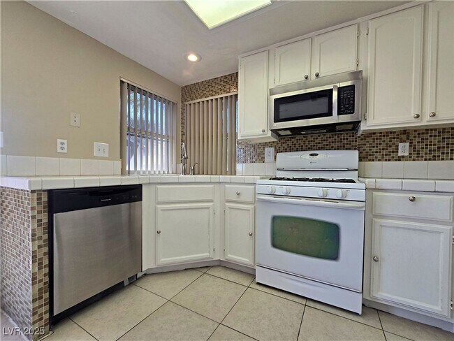 Building Photo - 8120 Sandy Creek Dr