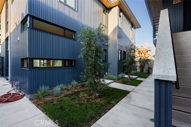 Building Photo - 922 W Clark Ave