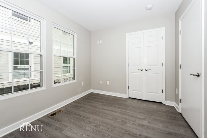 Building Photo - 501 Park Cir