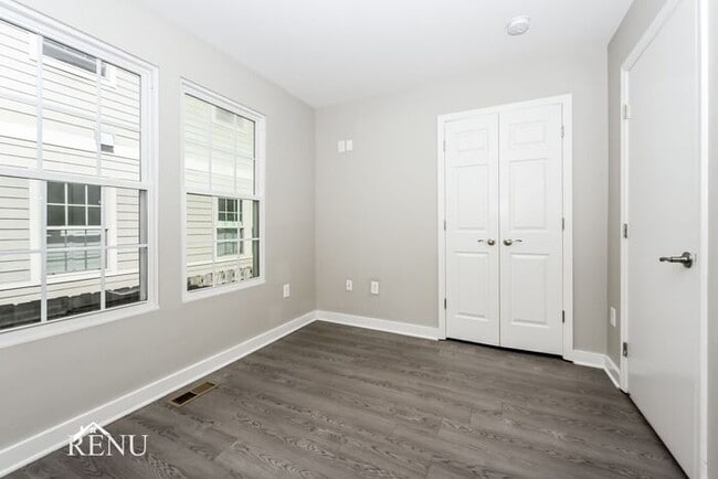 Building Photo - 501 Park Cir