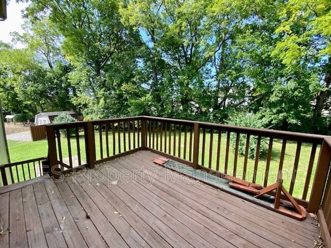 Building Photo - 6879 Oak Lake Dr