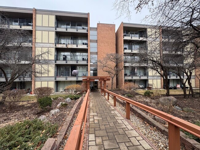 Building Photo - 6020 Oakwood Dr