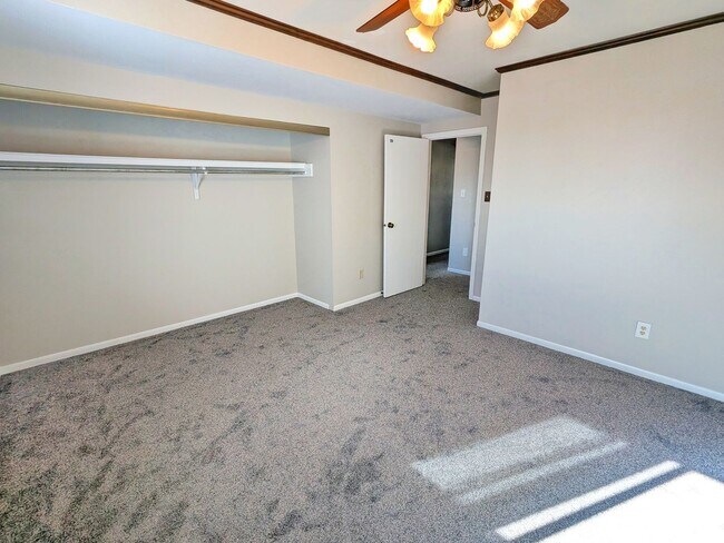 Building Photo - 5 Bedroom Three Bath, Great Location