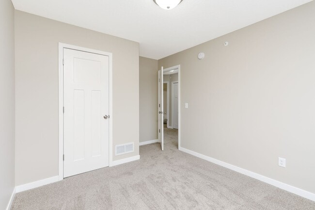 Building Photo - 3bd 3ba 2 car gar END UNIT avail now