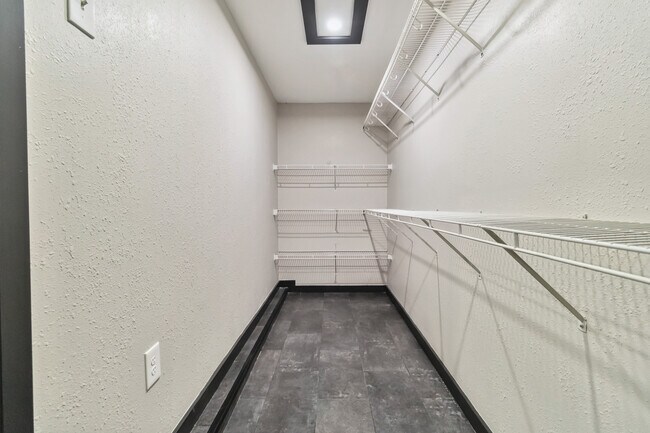 Building Photo - 634 Flatrock Dr