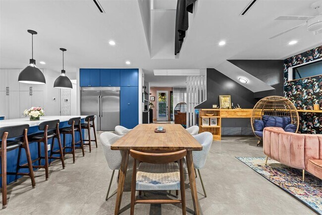 Building Photo - 5704 Driftwood Dr