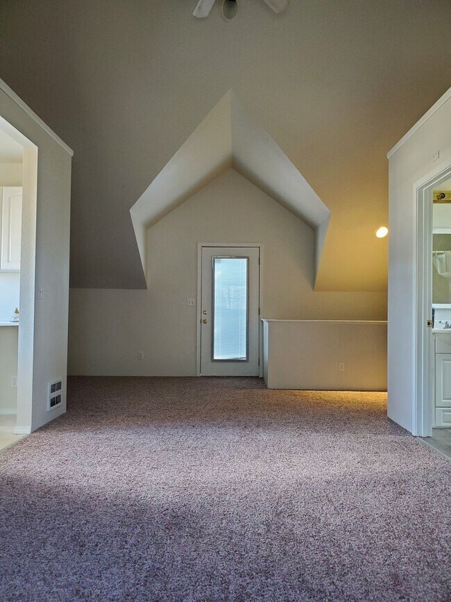 Building Photo - Large 1 Bedroom Home