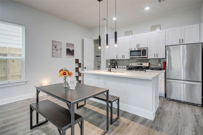 Building Photo - 9305 Tower St