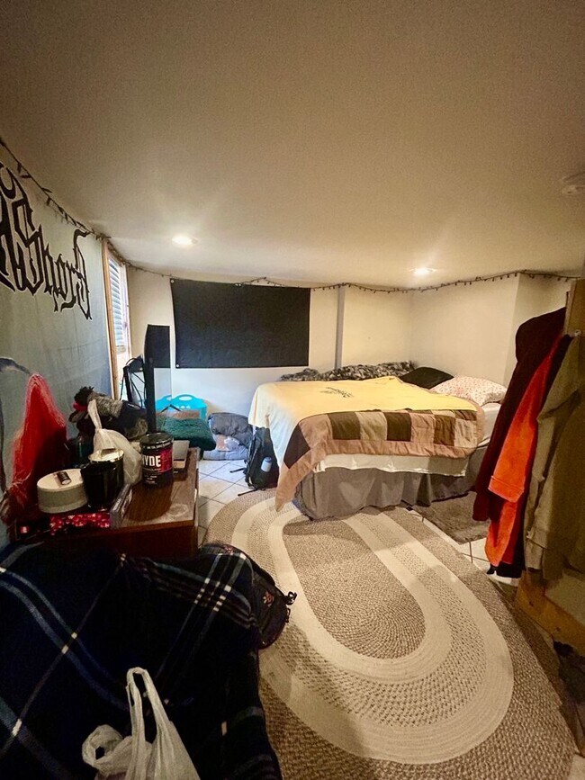 Building Photo - Available June 2025 - 5 Bed, 1 Bath home near campus!