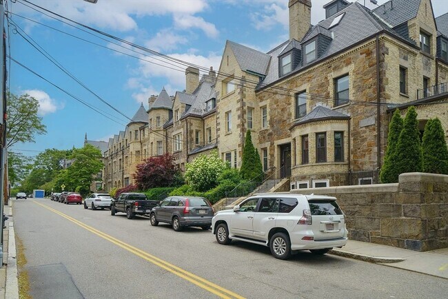 Building Photo - 354 Tappan St