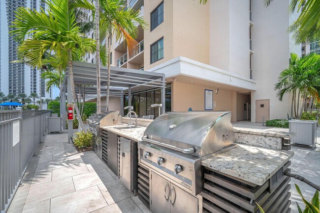 Building Photo - 100 Kings Point Dr