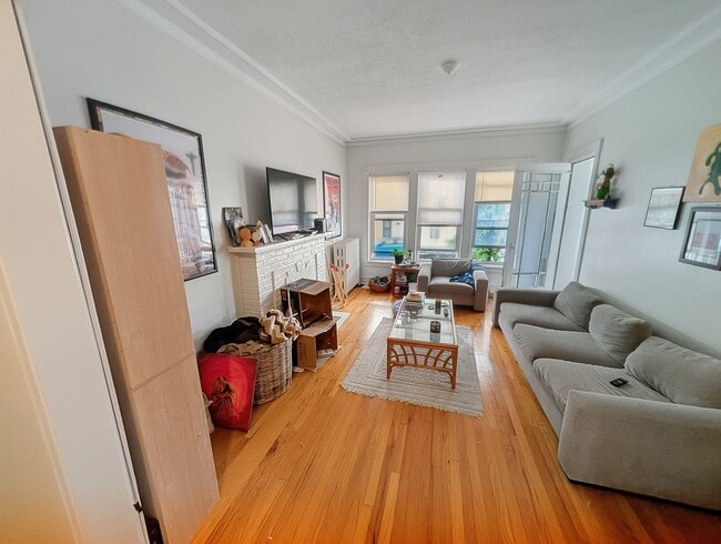 Building Photo - Large 3-bed/1-bath Apartment in the Heart of Rogers Park!