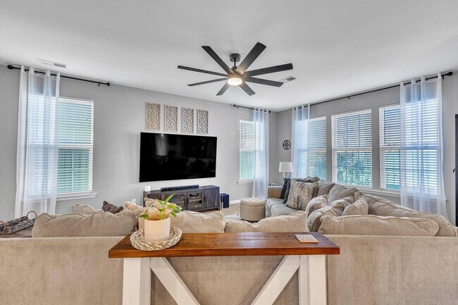 Building Photo - Stunning 4 Bed/2.5 Bath home in Creekside