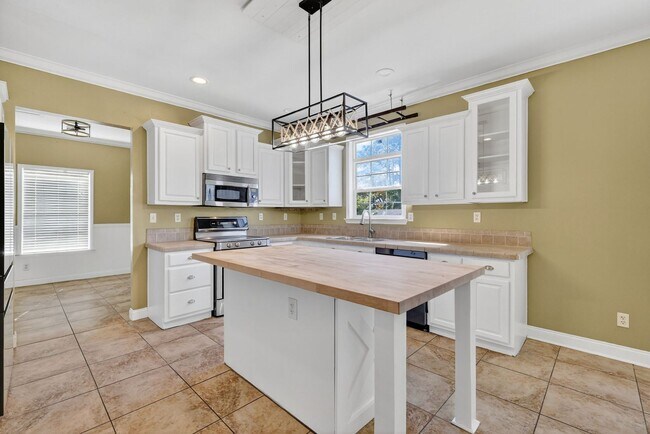 Building Photo - Charming and spacious home for rent in Leesburg!