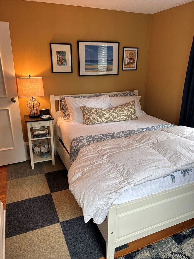 Building Photo - Your Cozy Off-Season Retreat