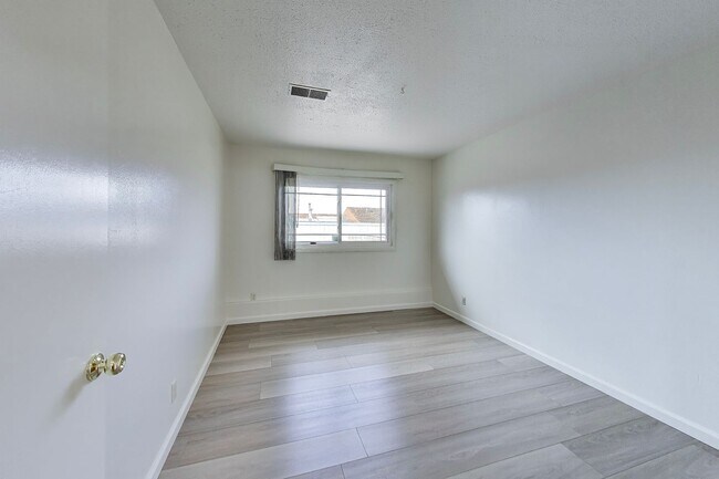 Building Photo - Beautiful 4-Bedroom, 2-Bathroom Daly City Home for Rent