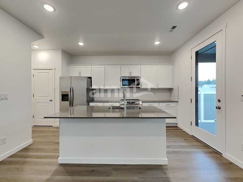 Building Photo - 5048 Washington St SE