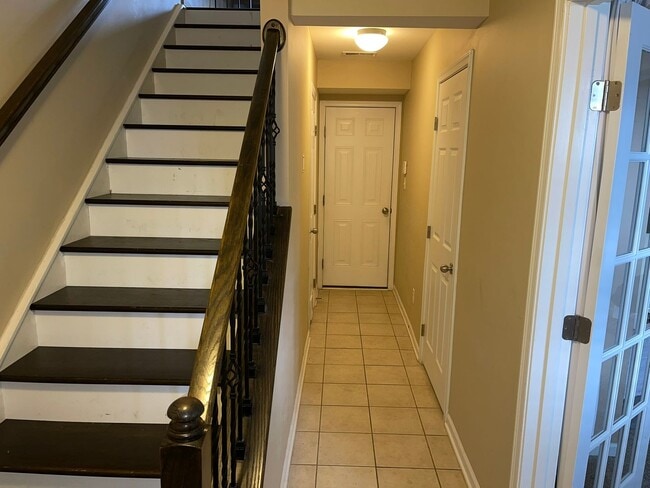 Building Photo - Amazing Three Bedroom Townhome in Southend!
