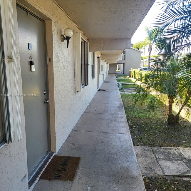 Building Photo - 7670 SW 152nd Ave