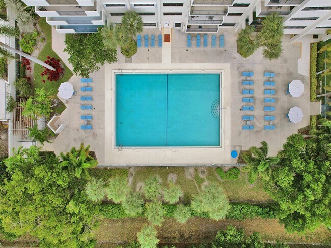 Building Photo - 3200 Port Royale Dr S