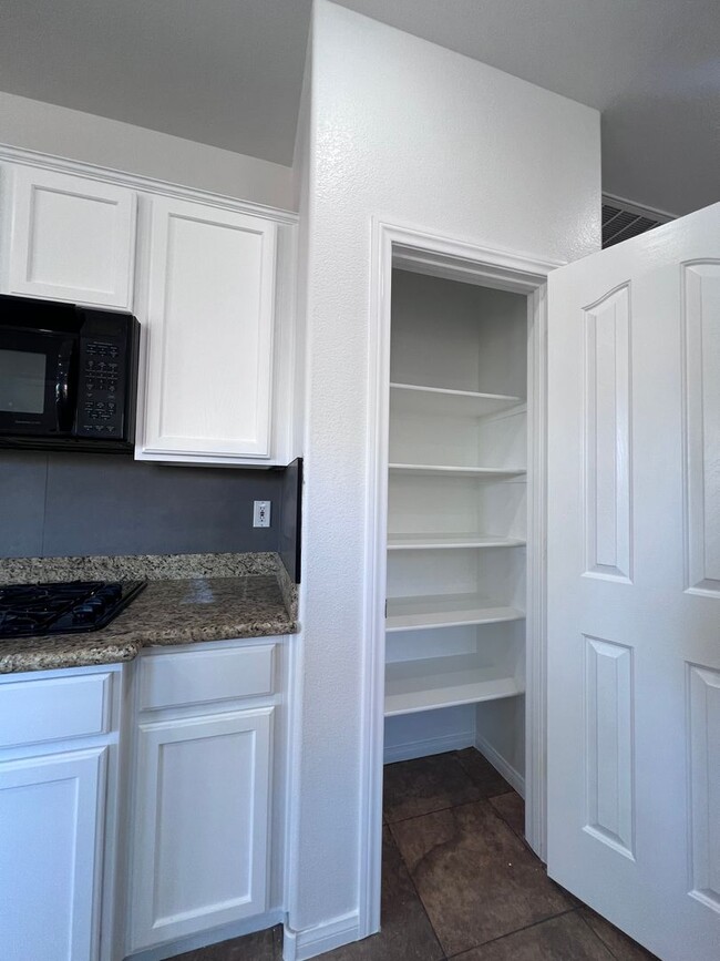 Building Photo - Stunning 4-Bed 3 Car Garage Gated Single S...
