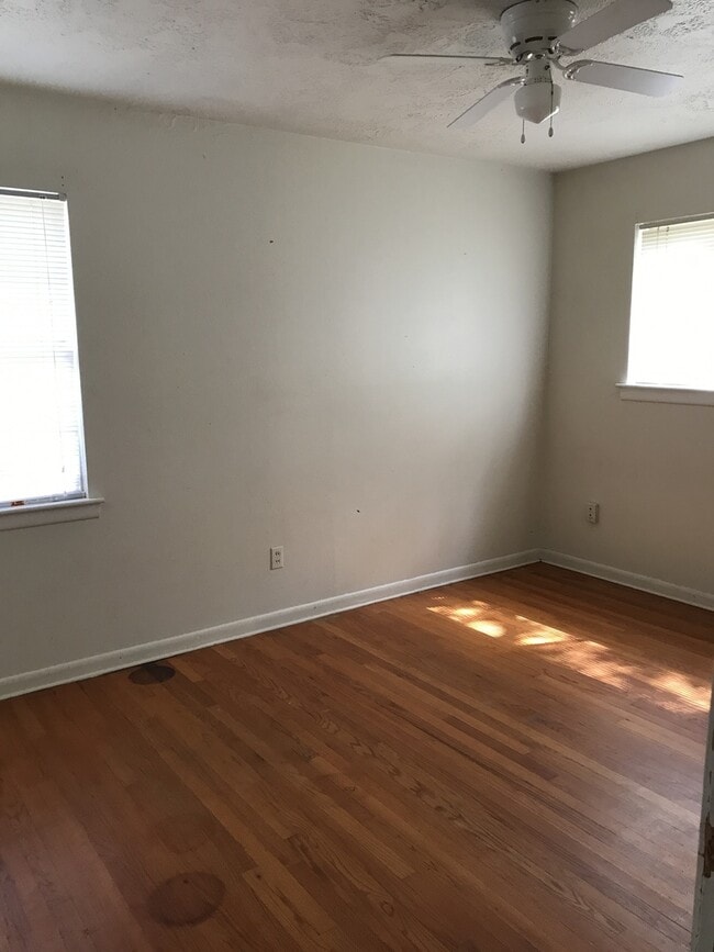 Building Photo - Beautiful Home! Perfect location