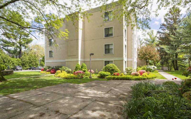 Building Photo - 1525 E Putnam Ave
