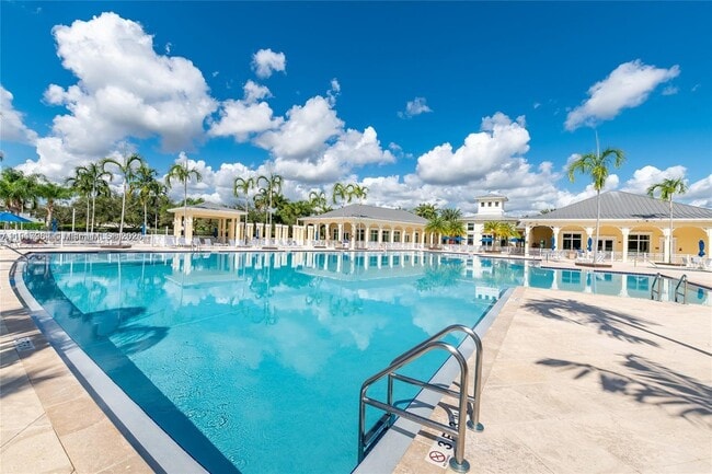 Building Photo - 367 NE 35th Ave