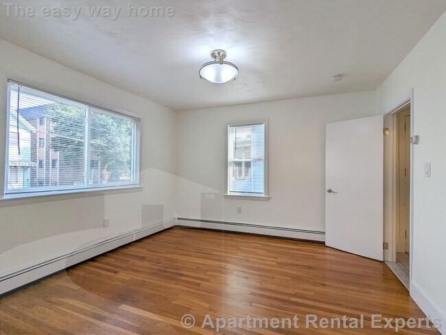 Building Photo - 322 Lowell St