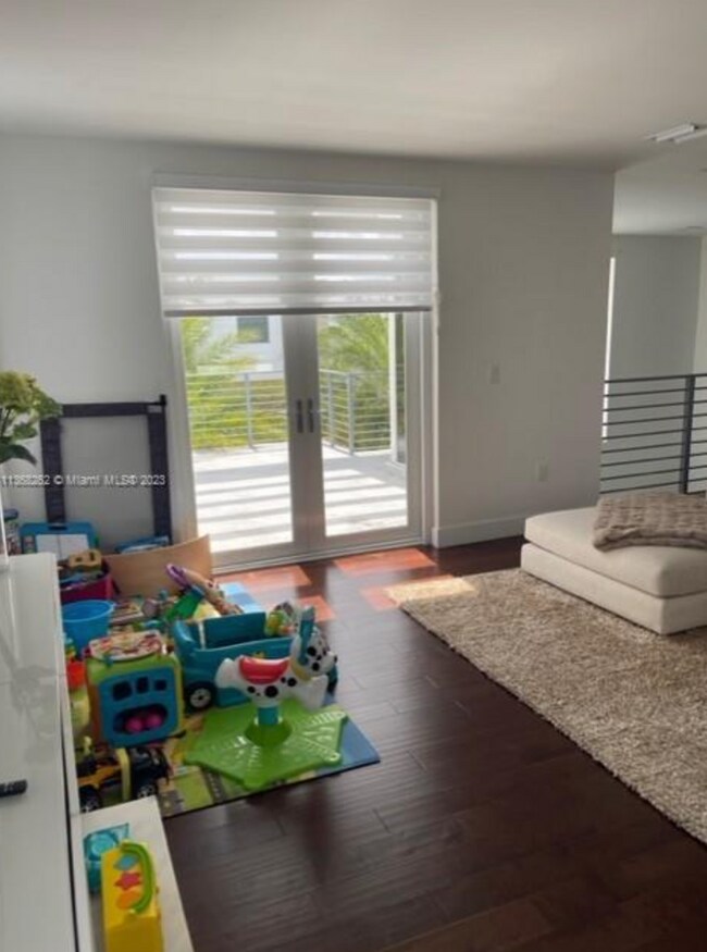 Building Photo - 10045 NW 76th Ter