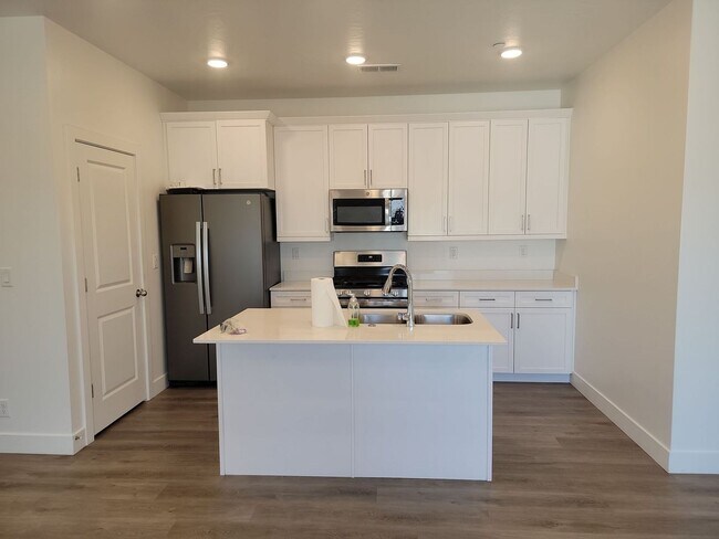 Building Photo - Stylish Desert Color 2 Bedroom Condo. Wash...
