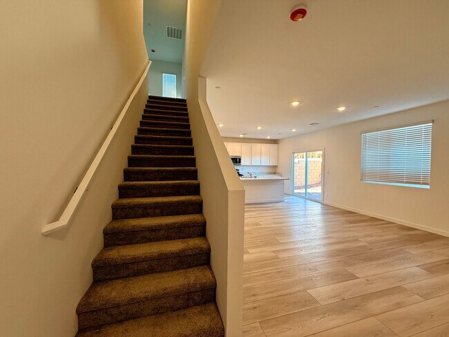 Building Photo - 4 BED 3.5 BATH 2 CAR GARAGE HOME w/ LOFT, ...