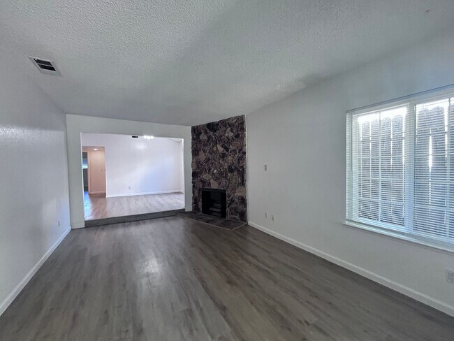 Building Photo - 6864-6866 Trovita Way