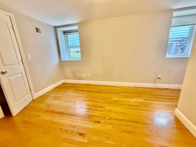 Building Photo - UPDATED MISSION HILL 4 BED/2 BATH ON CALUMET FOR 9/1